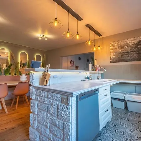 Le Loft Triplex 200m2 Avec Billard Au Centre-ville Holiday home Epernay
