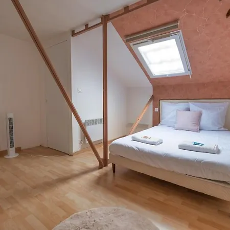 Le Loft Triplex 200m2 Avec Billard Au Centre-ville Holiday home